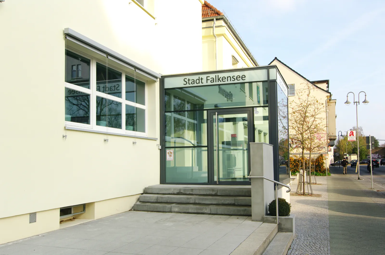 Außenansicht Bürgeramt Falkensee, Detail der umgestalteten Bestandsfassade