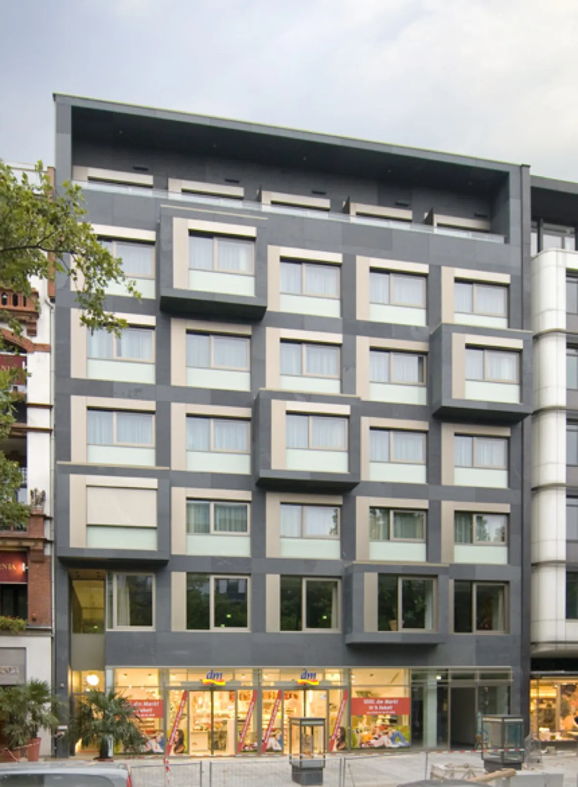 Kurfürstendamm 34 Berlin, Neubau Hotel- und Geschäftshaus, Fassadenansicht zwischen den denkmalgeschützten Nachbarbauten